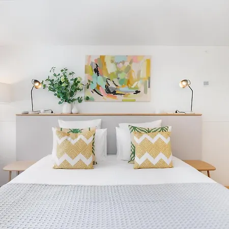 Almada - Amazing Centre With Private Pool Villa